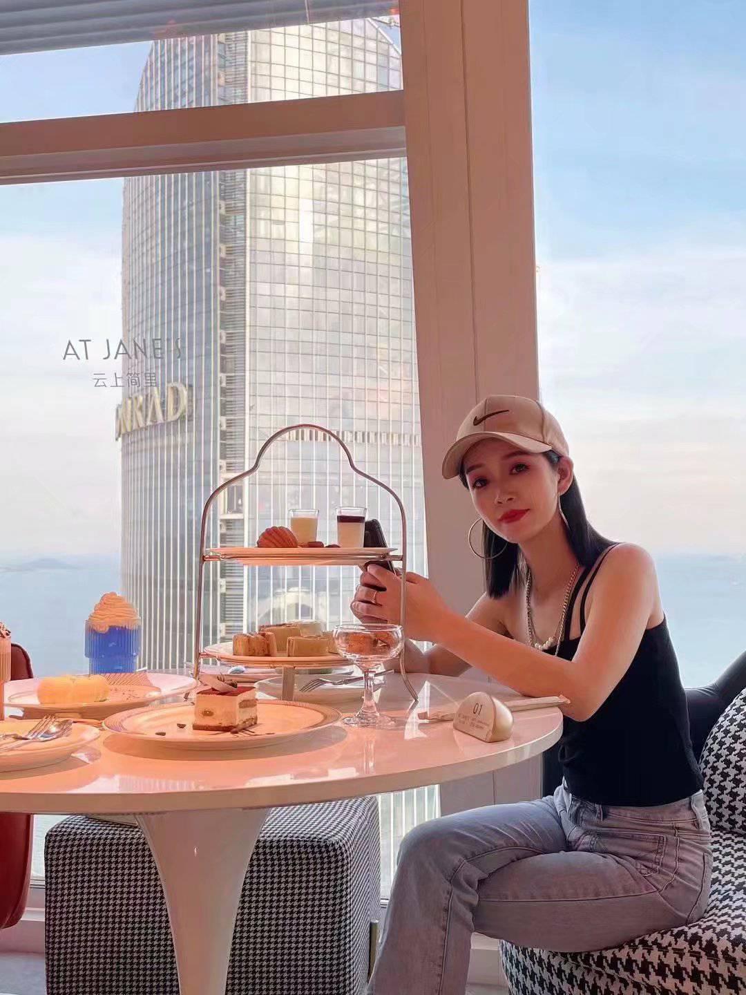 颜值气质很优越的美女，线条超棒水分超多